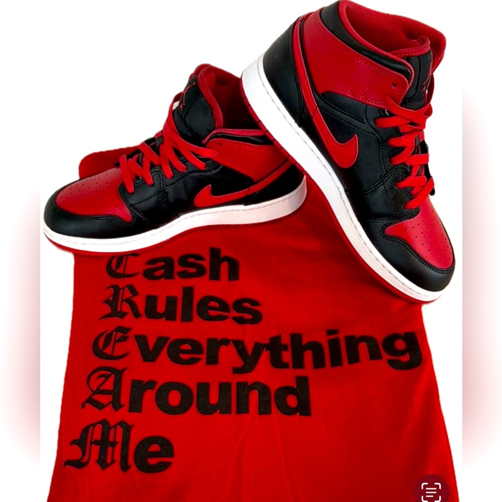 Big Kids' Air Jordan Retro 1 Mid Sneaker